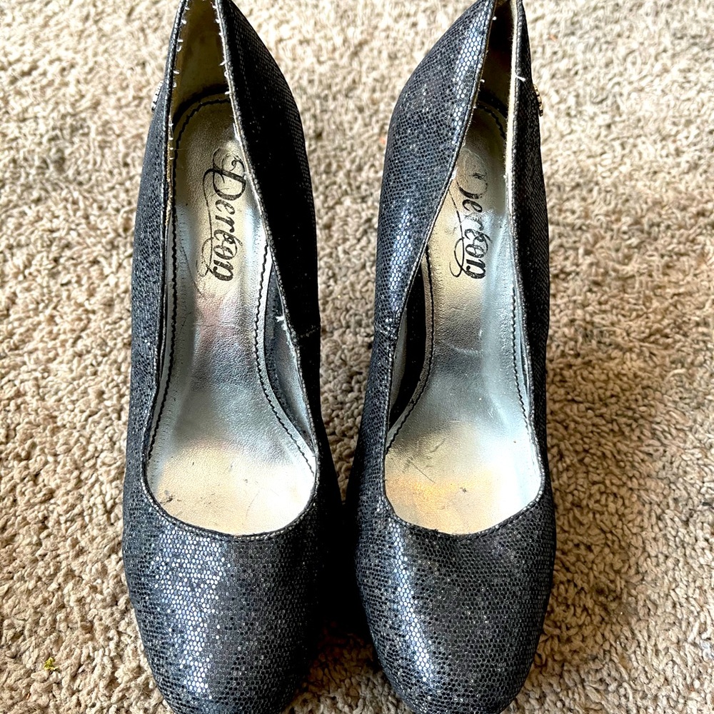 Dereon size 8 heels